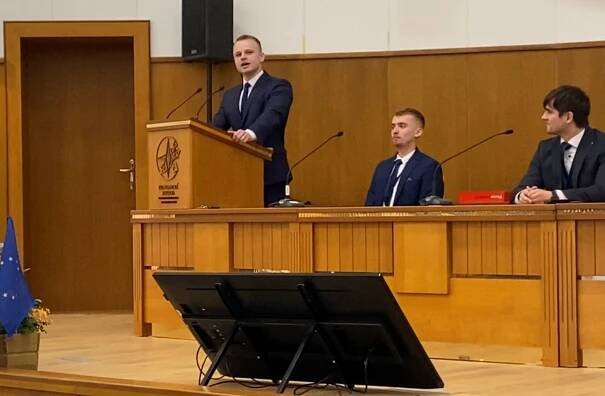 Mazurek rečnil na univerzite. Niektorí študenti sa s ním fotili, smiali sa vtipom o testosteróne a počítačových hrách
