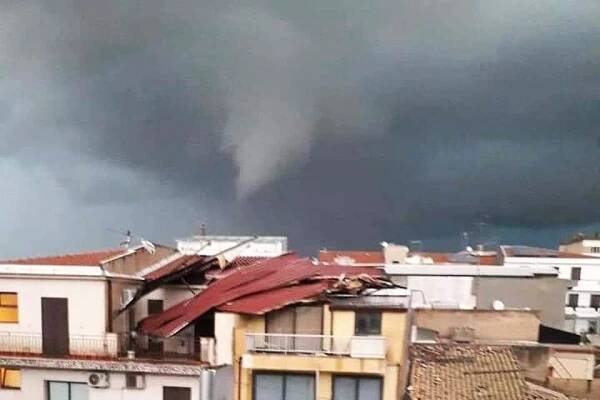 Itálií se prohnala tornáda a vodní smrště, zůstaly po nich velké škody : Meteopress | Předpověď počasí, aktuální počasí
