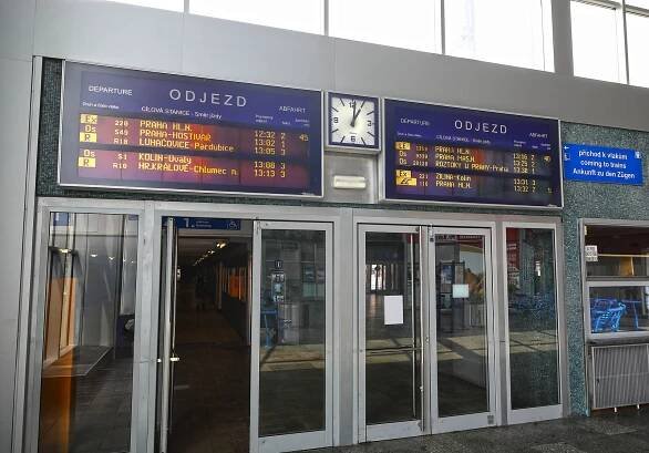 Policie uzavřela okolí nádraží v Libni. V podezřelém batohu byly plynové lahve