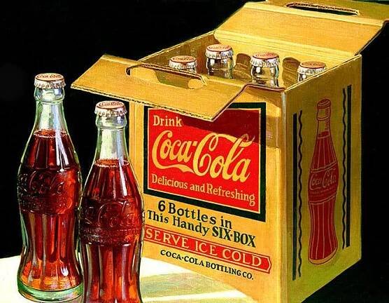 Ein Karton mit Coca-Cola-Glasflaschen