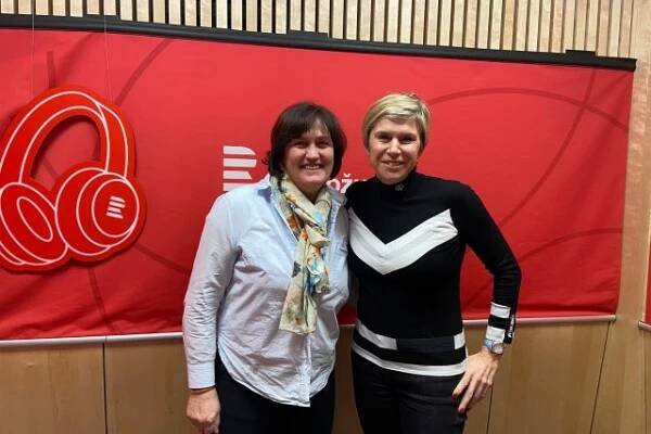 Bývalá alpská lyžařka Olga Charvátová - Křížová s moderátorkou Kateřinou Neumannovou | foto: Český rozhlas
