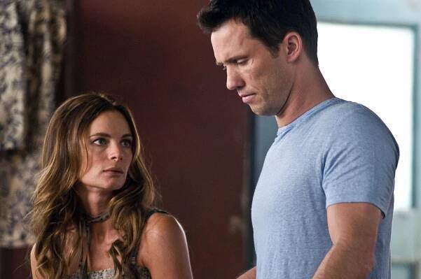 Status: Nežádoucí - Vloupání - Z filmu - Gabrielle Anwar, Jeffrey Donovan