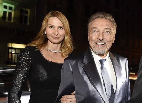 Karel Gott dnes měl oslavit 81. narozeniny: Manželka Ivana s dcerami mu do nebe poslali tento dojemný vzkaz a místo posledního