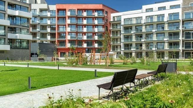 Dostupnost bydlení v Praze se opět zhoršila. Na koupi bytu se šetří 15,5 roku