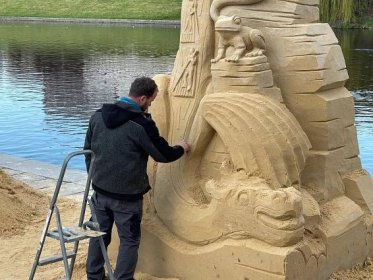 Pískové sochy u Otavy v Písku už dostávají konkrétní obrysy