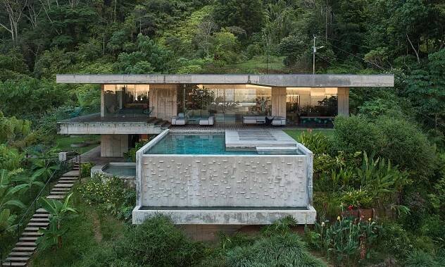 Čeští architekti navrhli betonovou Art Villu usazenou do zeleného svahu Kostariky – DesignMag.cz