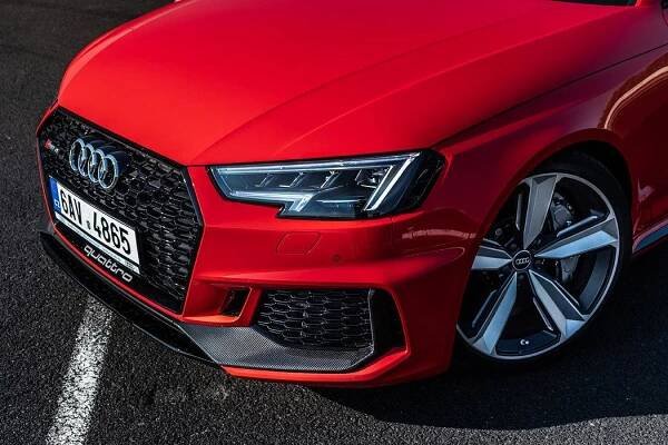 Audi RS 4 Avant s holčičkou držící banán strhla vlnu kritiky