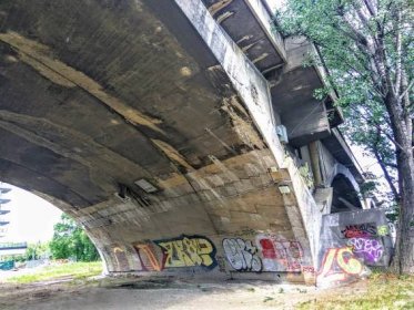 Uzavřená část Libeňského mostu se zboří. Objevily se závady na kloubu, podpěry nepomůžou - Zdopravy.cz