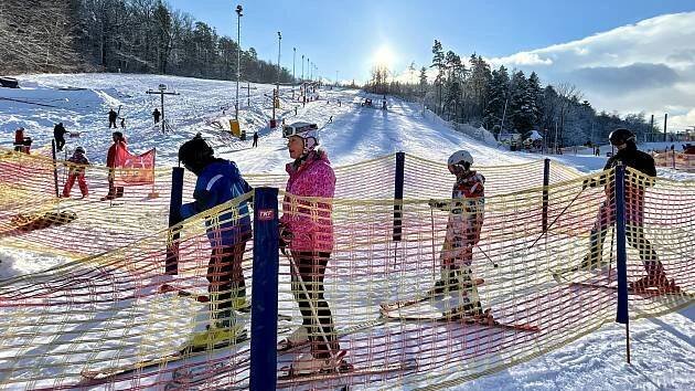 Ve Skalka Family Parku u Ostravy otevřeli sjezdovku. Teď se lyžuje se slevou