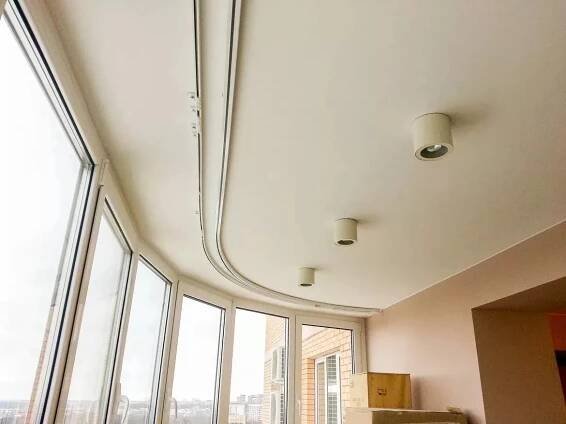 Jak zavěsit závěsy? Jak je to správné a na čem záclony visí, jak krásné je zavěsit závěsy s háčky na balkon a na šikmé okno