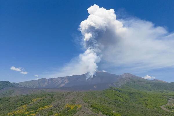 Dáma prstenů tančí v oblacích dýmu: Etna znovu rozehrála ohnivou symfonii