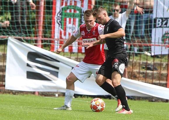 Utkání Fobalové národní ligy mezi FK Pardubice (ve červenobílém) a FK Victoria Žižkov (v černém) na hřišti pod Vinicí v Pardubicích.