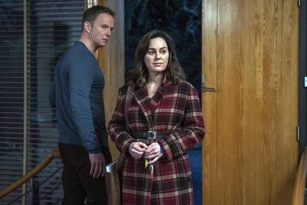 Rupert Penry-Jones and Jill Halfpenny as Mark and Jodie in "The Drowning."