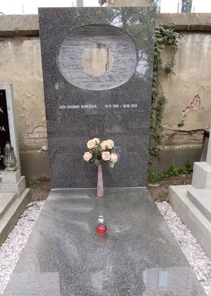 Soubor:Hrob Dagmar Burešové.jpg – Wikipedie