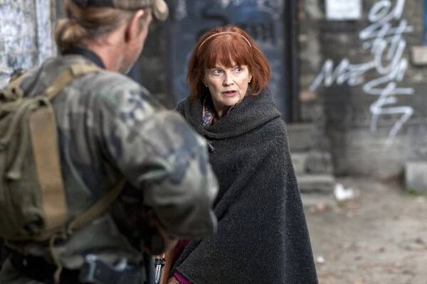 Falling Skies - What Hides Beneath - Z filmu - Blair Brown