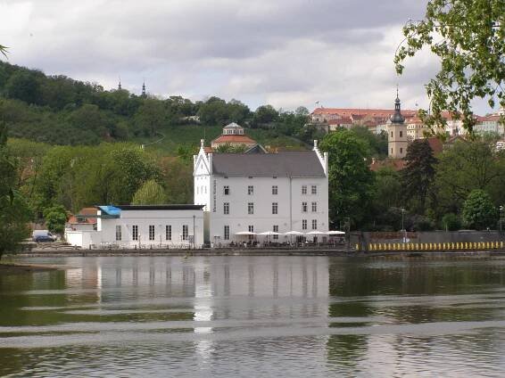 Soubor:Praha, Staré Město, Smetanovo nábřeží, výhled Sovovy mlýny 02.jpg