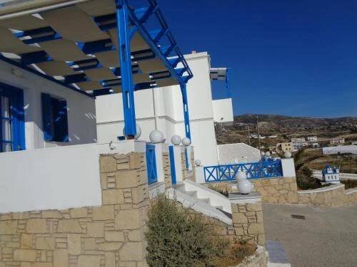 Blue and White Studios & Apartments in Kato Lefkos