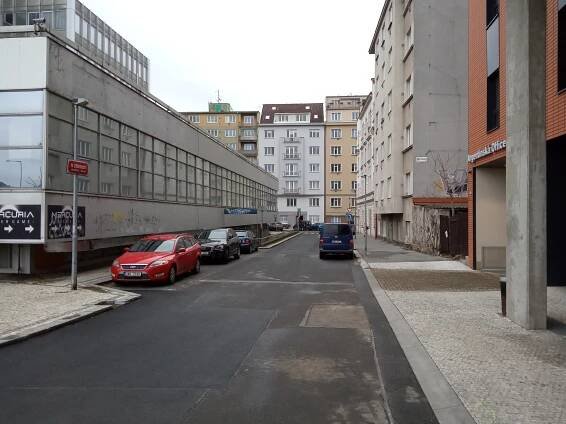 Soubor:Praha Holesovice V zakouti.jpg
