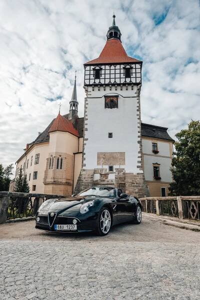 OBRAZEM: Luxusní podívaná v Blatné. U zámku můžete obdivovat Bugatti i Ferrari