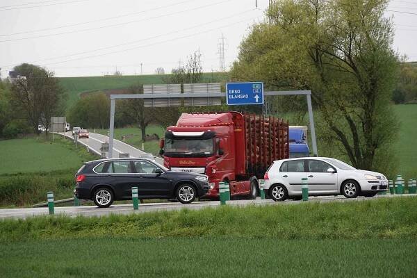 Nová křižovatka na I/43. Balisety u Sebranic nahradí kruhový objezd