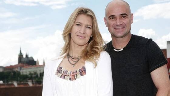 Steffi Grafová a Andre Agassi s panoramatem pražských Hradčan za zády