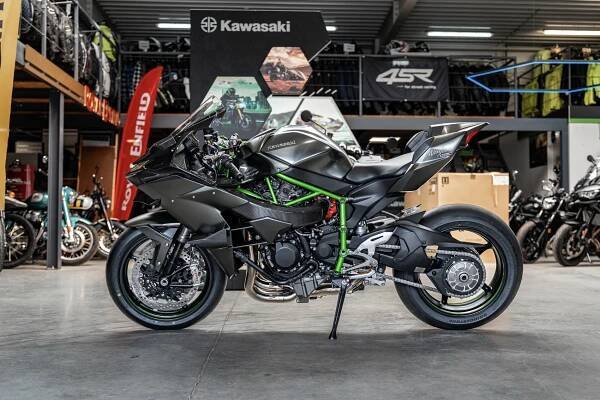 Vrcholná Kawasaki Ninja H2R dorazila do našeho showroomu a je to peklostroj! - Kawasaki Ostrava