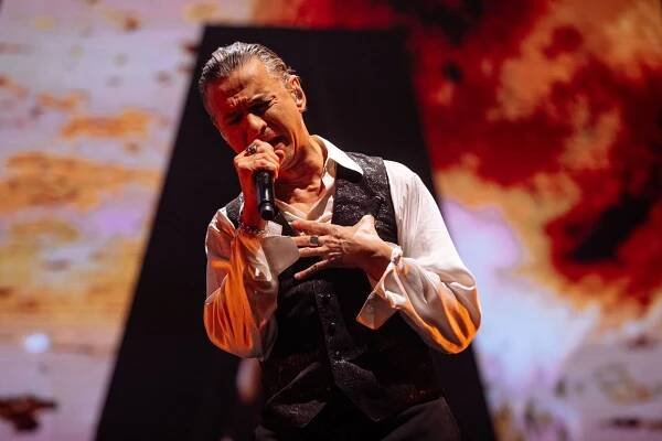 Recenze: Gahan vyzval Češku k tanci. Depeche Mode se vrátili ve vynikající formě
