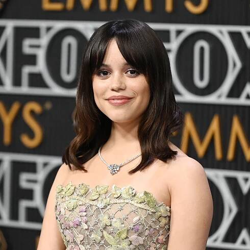 Jenna Ortega Wore an Elegant Wavy Lob to the 2023 Emmys