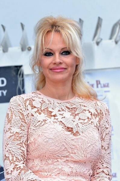 Je to vůbec ona? Pamela Anderson skoncovala s vyzývavým líčením a je z ní úplně jiná žena