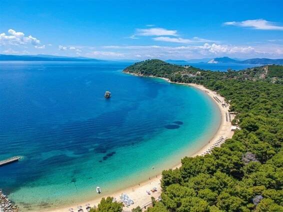 Ostrov Skiathos láká na dovolenou u krásných pláží.