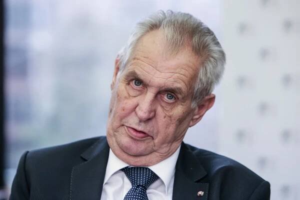 Když nemáte migranty, vrazte tam Romy. Zeman o fackování jako motivační metodě