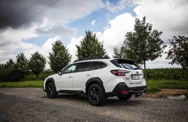 S nejnovějším Subaru Outback Field na poli nezapadnete. Zakladatel crossoverů je zase lepší