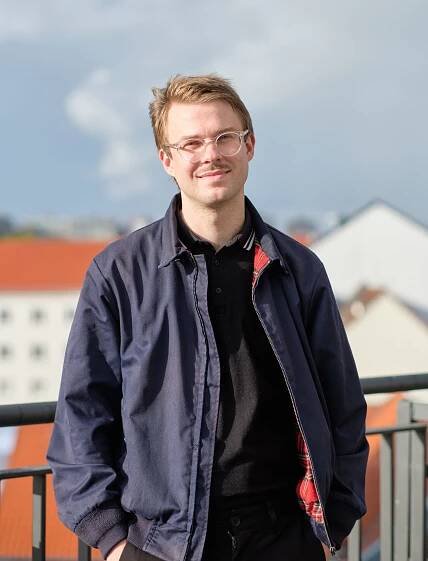 Stefan Kunath mit der Skyline von Frankfurt (Oder) im Hintergrund