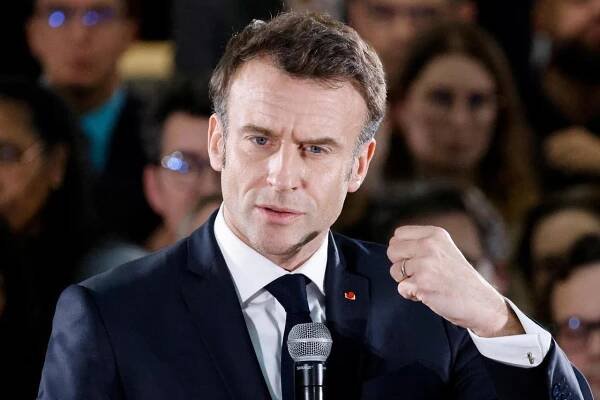 Macronova vláda přežila pokus o sesazení kvůli důchodům. Bouřlivým protestům v ulicích navzdory
