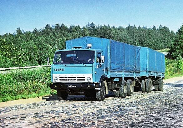 Legendární ruský výrobce nákladních aut slaví. První Kamaz vyrobili před 45 lety