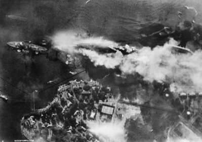 Súbor:Pearl harbor attack Japanese recon photo of battleship row 80G30552.jpg – Wikipédia