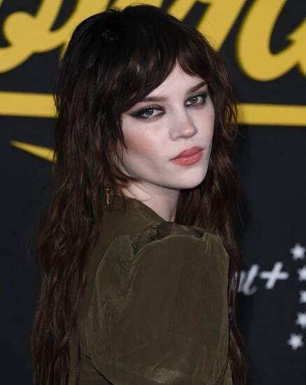 À l'affiche du film Her Private Hell, Sophie Thatcher prend la pose sur un photocall dans une robe kaki.