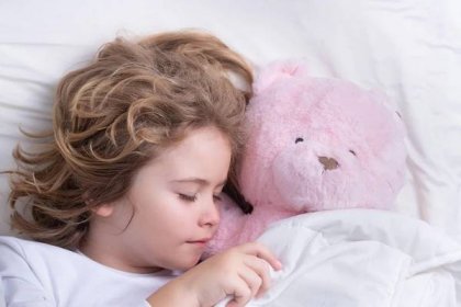 Spánek je u dětí klíčový. Experti zjistili přesný čas, kdy mají vstávat a usínat