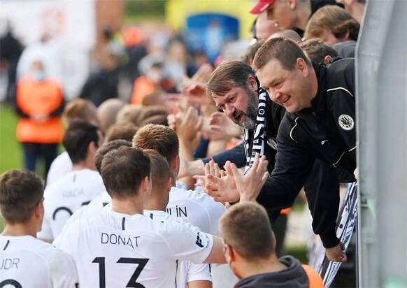 10. FC Hradec Králové Počet sledujících na Facebooku:  19 tisíc Počet sledujících na X:  5,9 tisíc Počet sledujících na Instagramu:  15 tisíc Celkový počet sledujících:  39,9 tisíc Profimedia.cz