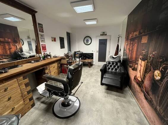 Barber Woman Veronika