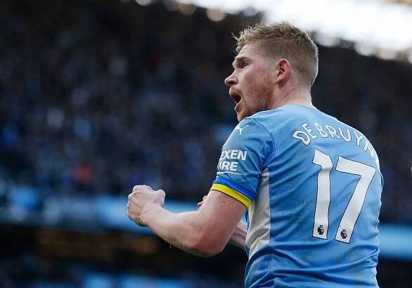 Manchester City ovládl i druhé derby, United sestřelil čtyřmi góly. De Bruyne zářil