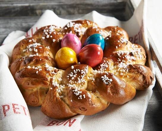 Velikonoční pečení: Tvarohový mazanec, skořicový věnec, hot cross buns