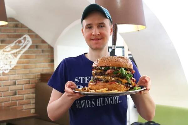 Prémiový Bouda burger cake spořádal profesionální jedlík za méně než dvě hodiny