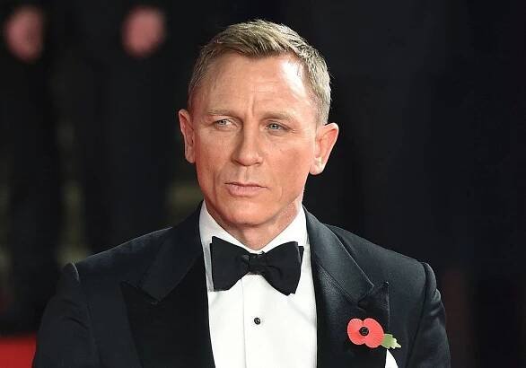 Daniel Craig slaví: První blonďatý Bond, který nesnáší zbraně