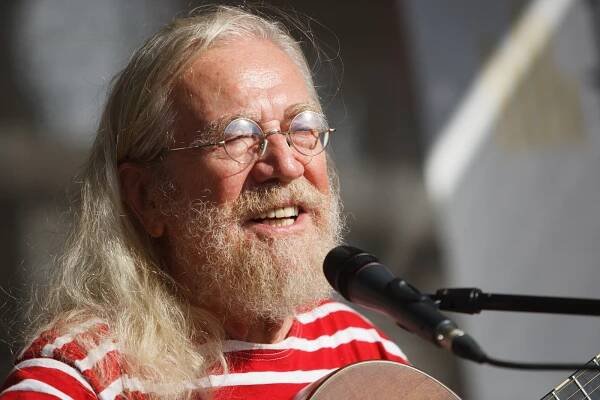 FOTO: Písničkář a signatář Charty 77 Jaroslav Hutka zahrál v Jablonci