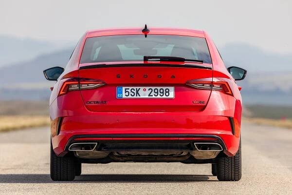 Je Octavia RS sportovní auto? Záleží na optice, kterou se na ni díváte. Ale je taky dobré auto? Rozhodně ano!