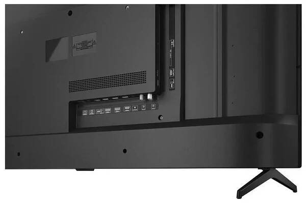 Zadní strana černého televizoru s HDMI porty, USB porty a anténním konektorem.
