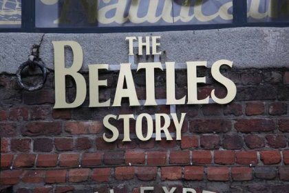 Beatles story, liverpool, Anglie. Výstava věnovaná přední hudebník šedesátých let skupiny beatles — Stock obrázek
