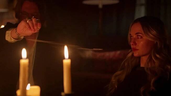 Jamie Campbell Bower a Madison Iseman ve filmu Witchboard: Hra s duchy