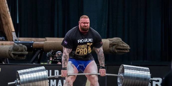 Silák "Thor" Björnsson překonal světový rekord. Zvedl neskutečných 501 kg